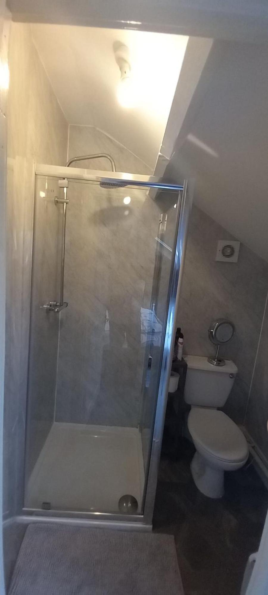 Quarto em Acomodações Particulares Serene Homes Sheffield, Private Ensuite Velux Sheffield